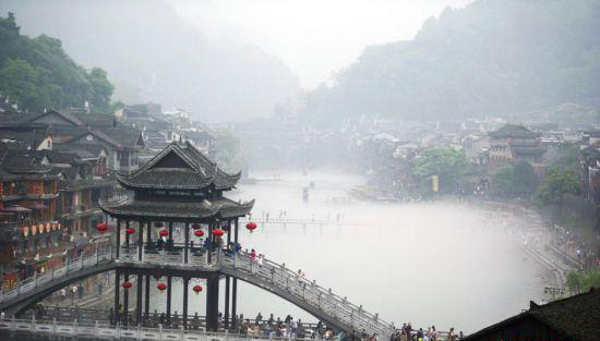 Foggy Fenghuang Ancient Town Attracts Many Travelers
