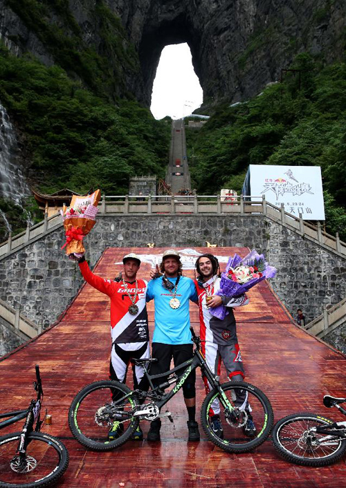 2015 Tianmen Mountain Steep Downhill Cycling Race was held in Zhangjiajie