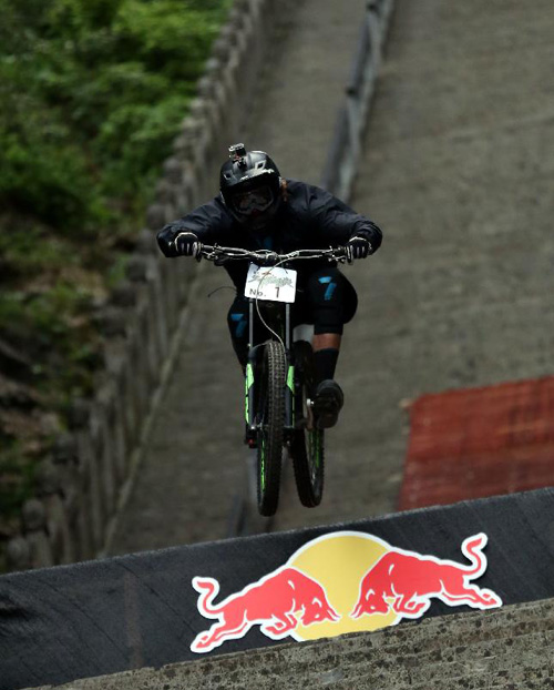 2015 Tianmen Mountain Steep Downhill Cycling Race was held in Zhangjiajie