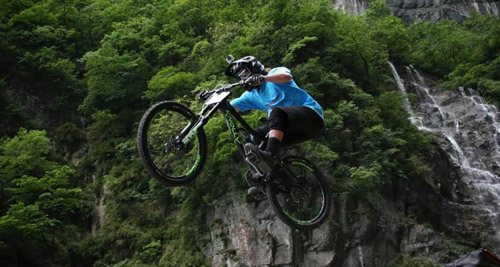 2015 Tianmen Mountain Steep Downhill Cycling Race was held in Zhangjiajie