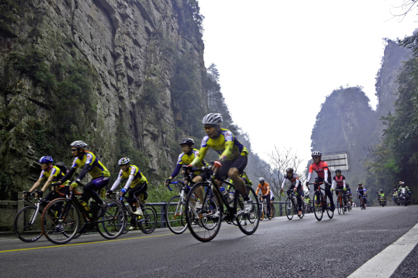 The Largest Cycling Race Holds in Zhangjiajie Wulingyuan
