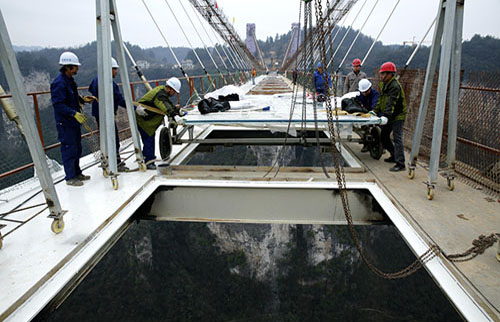 Zhangjiajie Grand Canyon Glass Bridge Starts Glass Installation