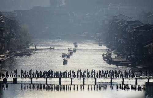 Fenghuang Country Receives 640,000 Visitors During Spring Festival